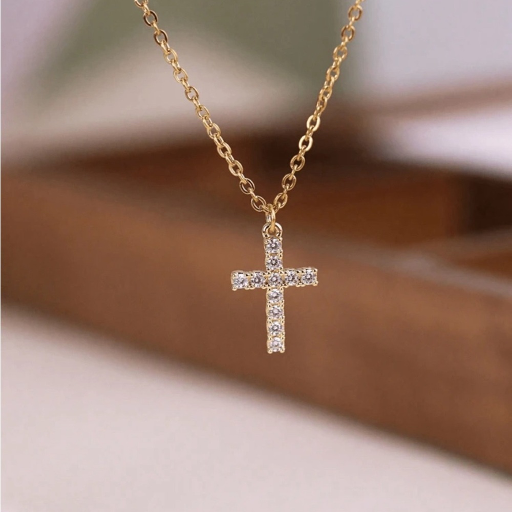 BNWOT Cross Pendant Necklace